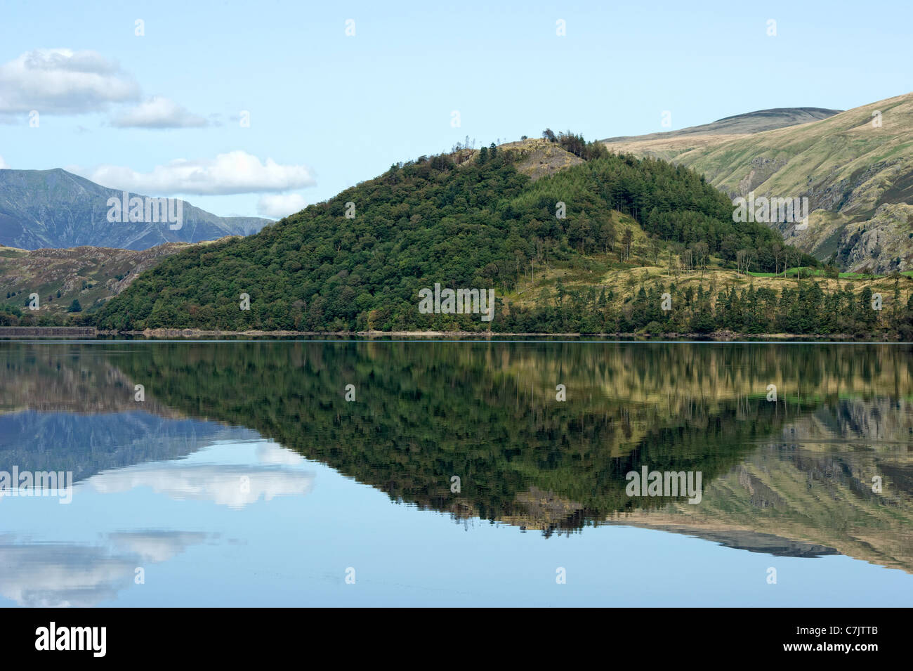 Un perfetto riflesso in Thirlmere nel distretto del lago, Cumbria, Inghilterra Foto Stock