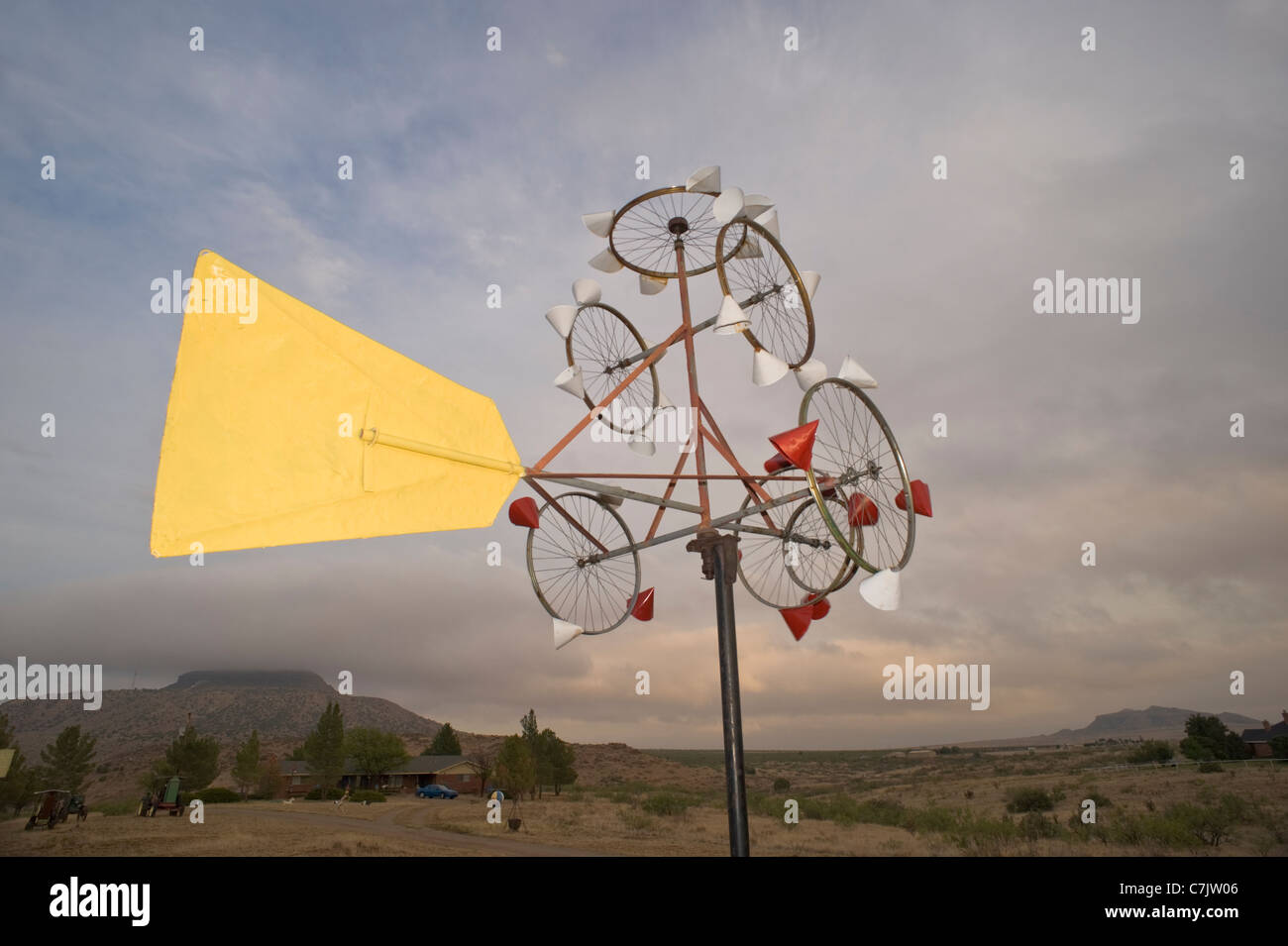 Una bizzarra whirligig arte scultura cattura l'occhio alla periferia di Tucumcari, Nuovo Messico. Foto Stock