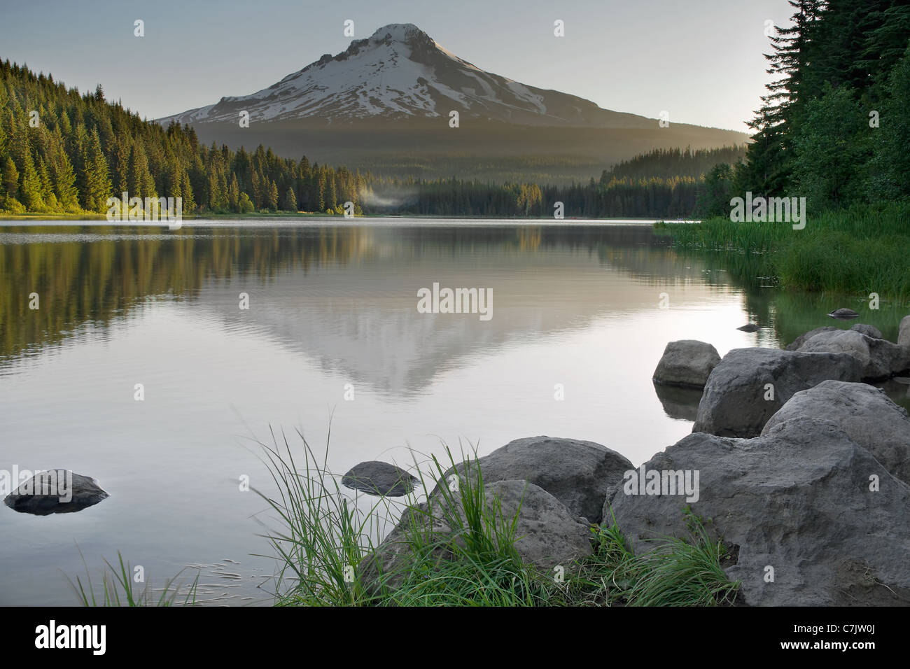 Monte Cofano Riflessione sul lago Trillium Oregon di Sunrise Foto Stock