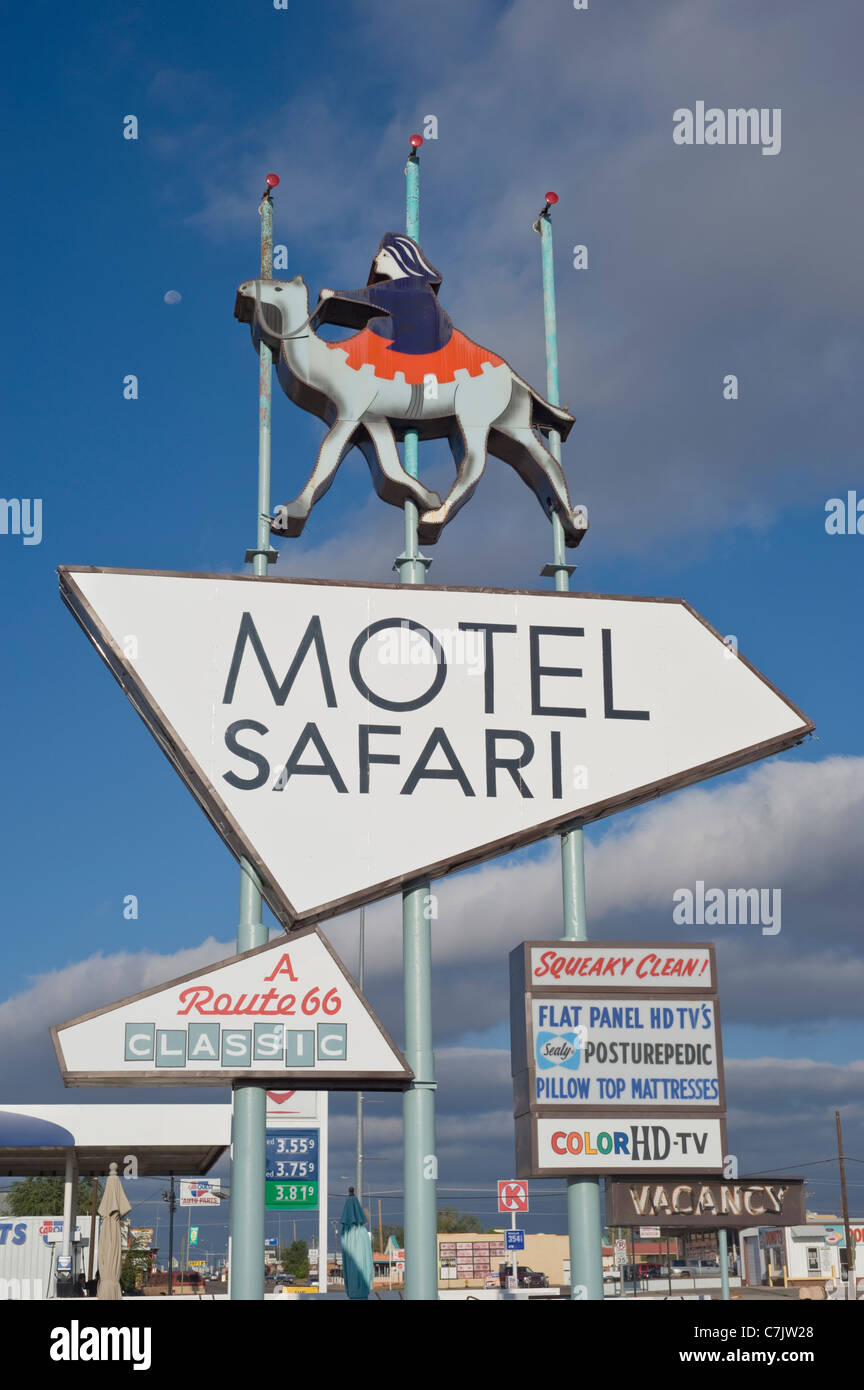 Il Motel Safari è uno dei molti anni cinquanta era filoni che ancora esistono sul percorso 66 in Tucumcari, Nuovo Messico. Foto Stock