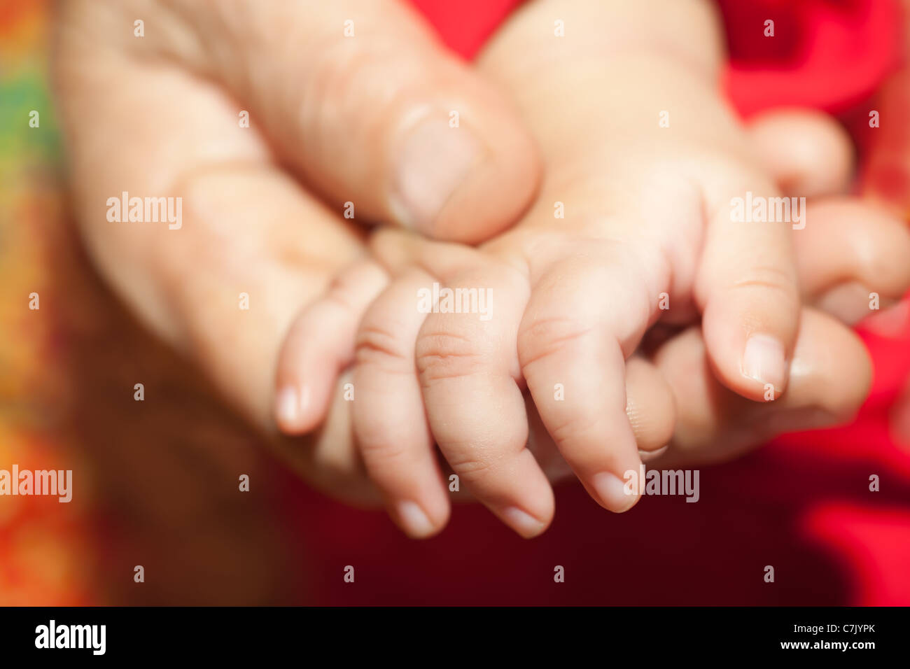 Grandmom mano che trattiene la sua mano per neonati Foto Stock