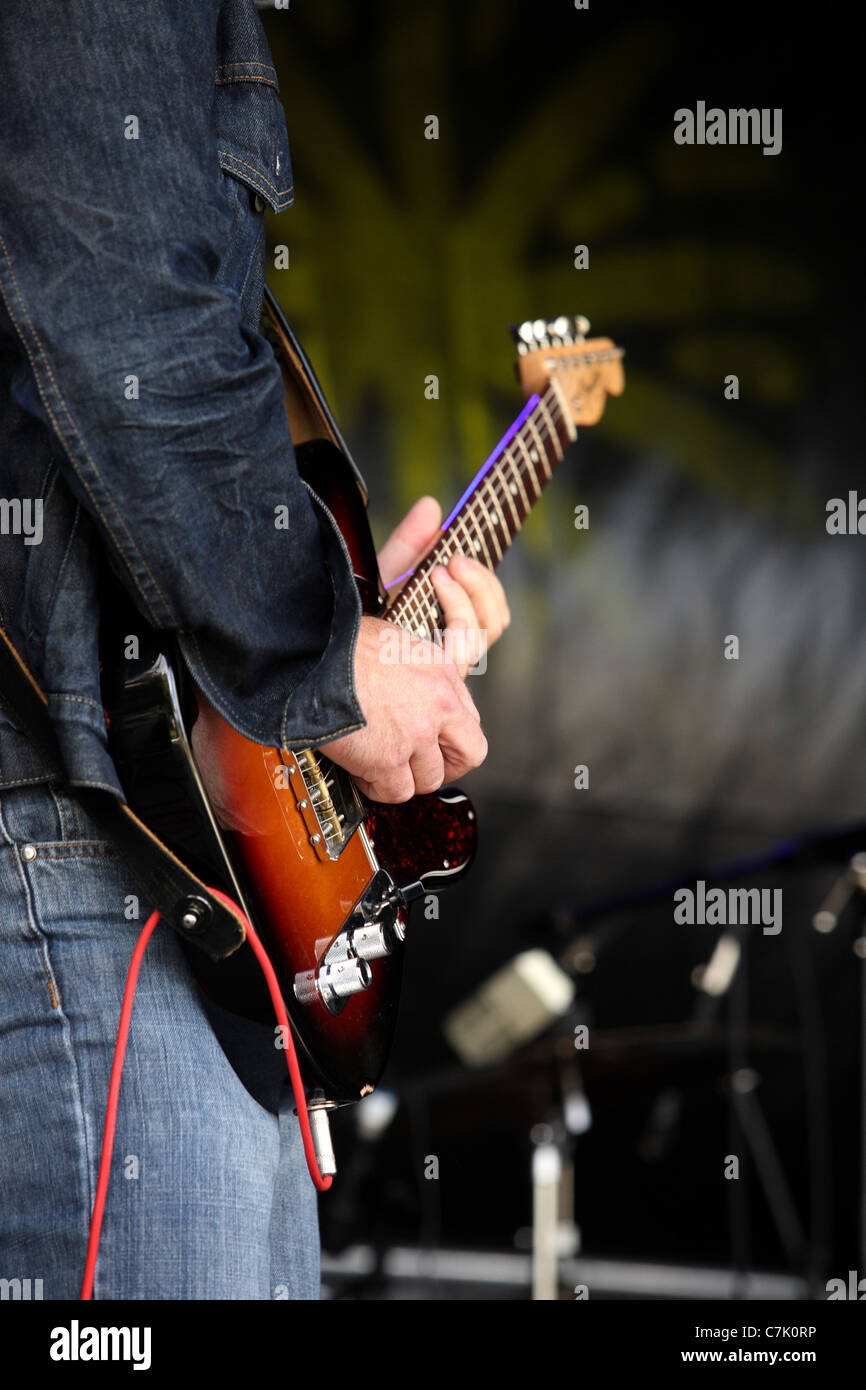 Il chitarrista con chitarra elettrica Foto Stock