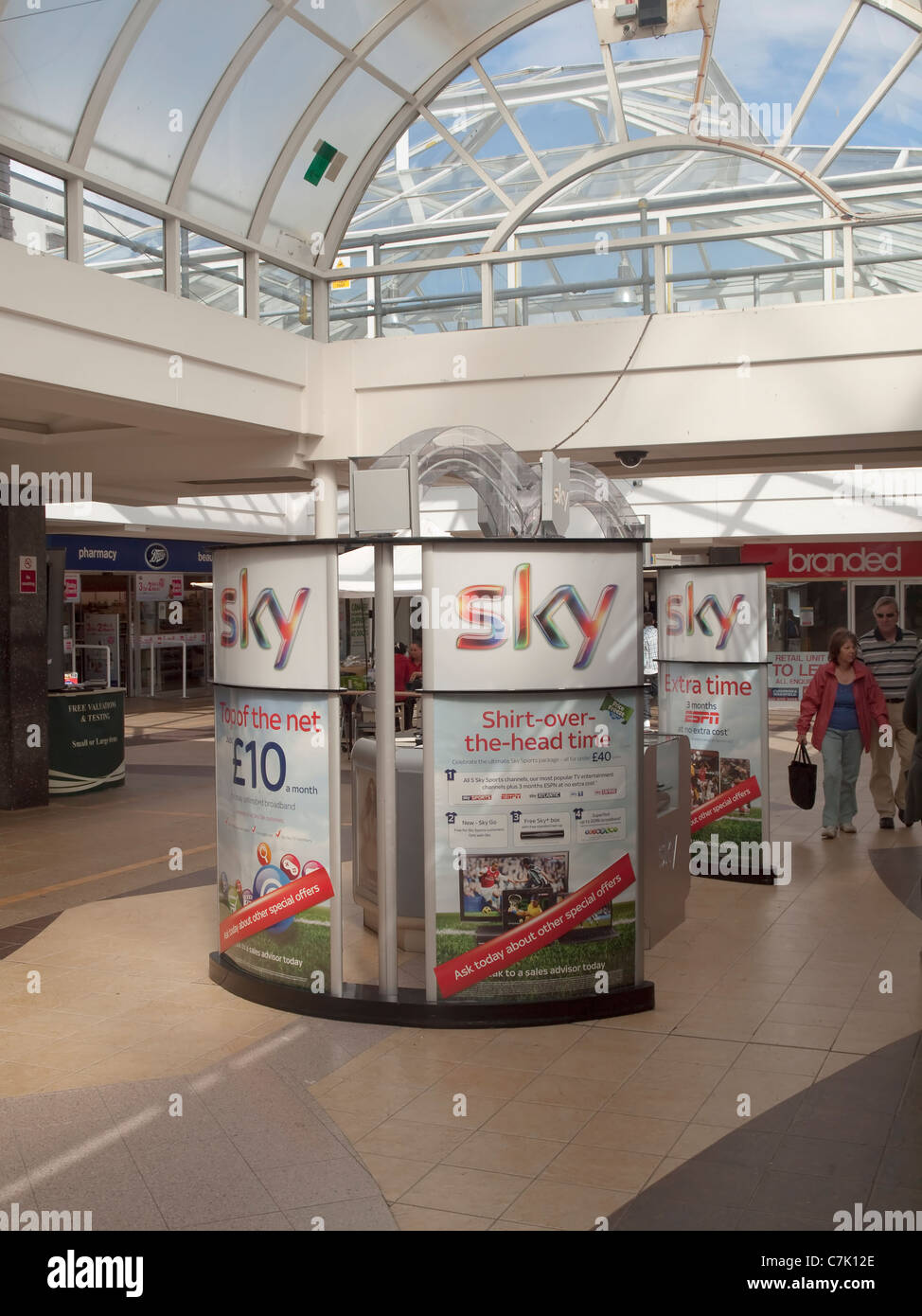 Sky TV promozionali e stand di vendita in Winsford Cross Shopping Centre, Winsford, Cheshire Foto Stock