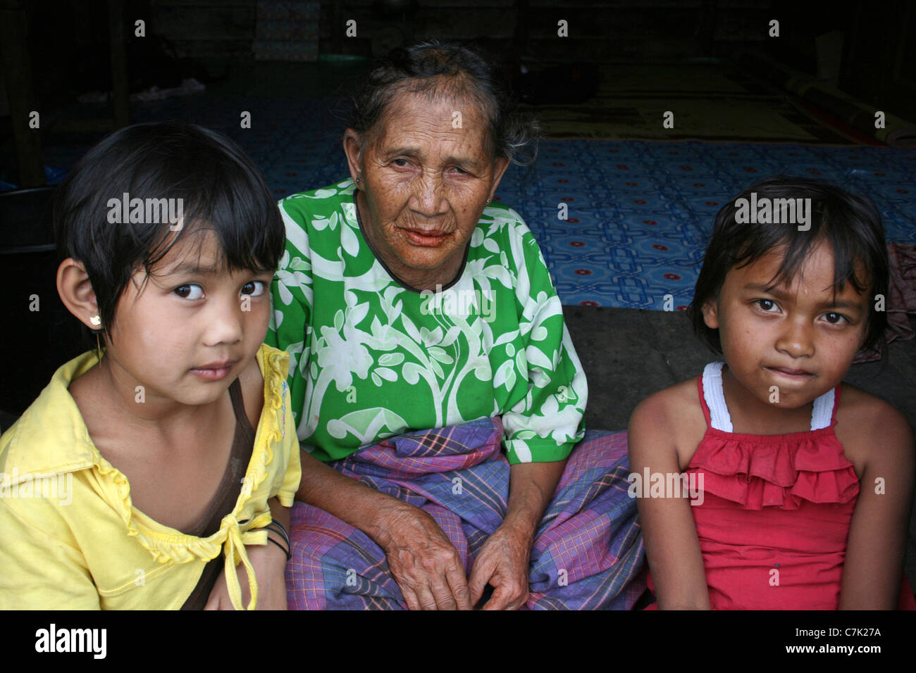 Karo Batak tribù nonna con i suoi due nipoti, Sumatra Foto Stock