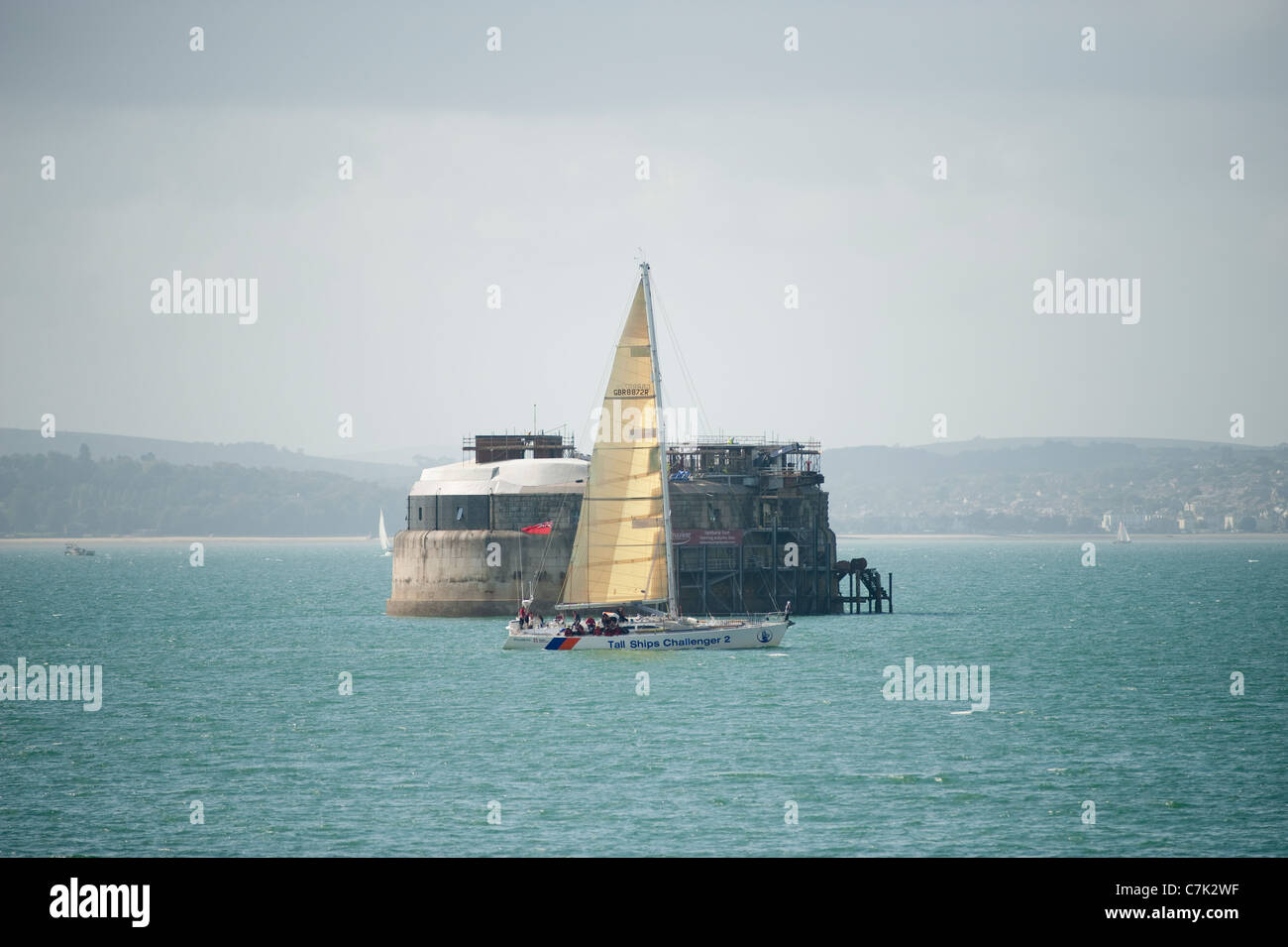 William PG Tall Ship Challenger 2, Tall Ships giovani fiducia Yacht Challenger passando Spitbank Fort nel Solent. Foto Stock