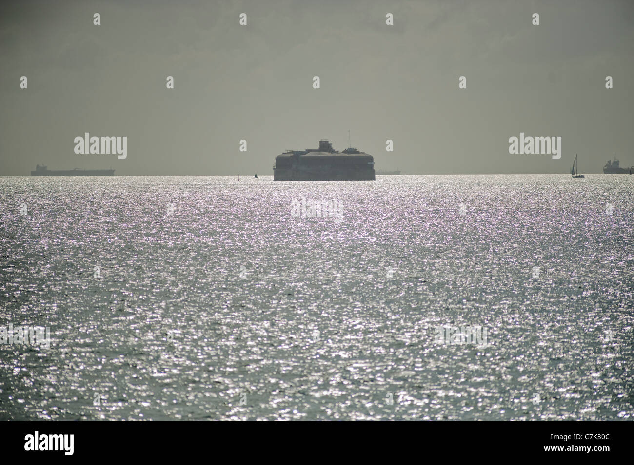 Cavallo di sabbia di Mare Vittoriano Fort nel Solent con passaggio di spedizioni nel Canale della Manica in distanza. Foto Stock