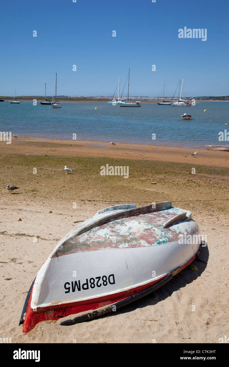 Il Portogallo, Algarve, Alvor, barca sulla spiaggia Foto Stock