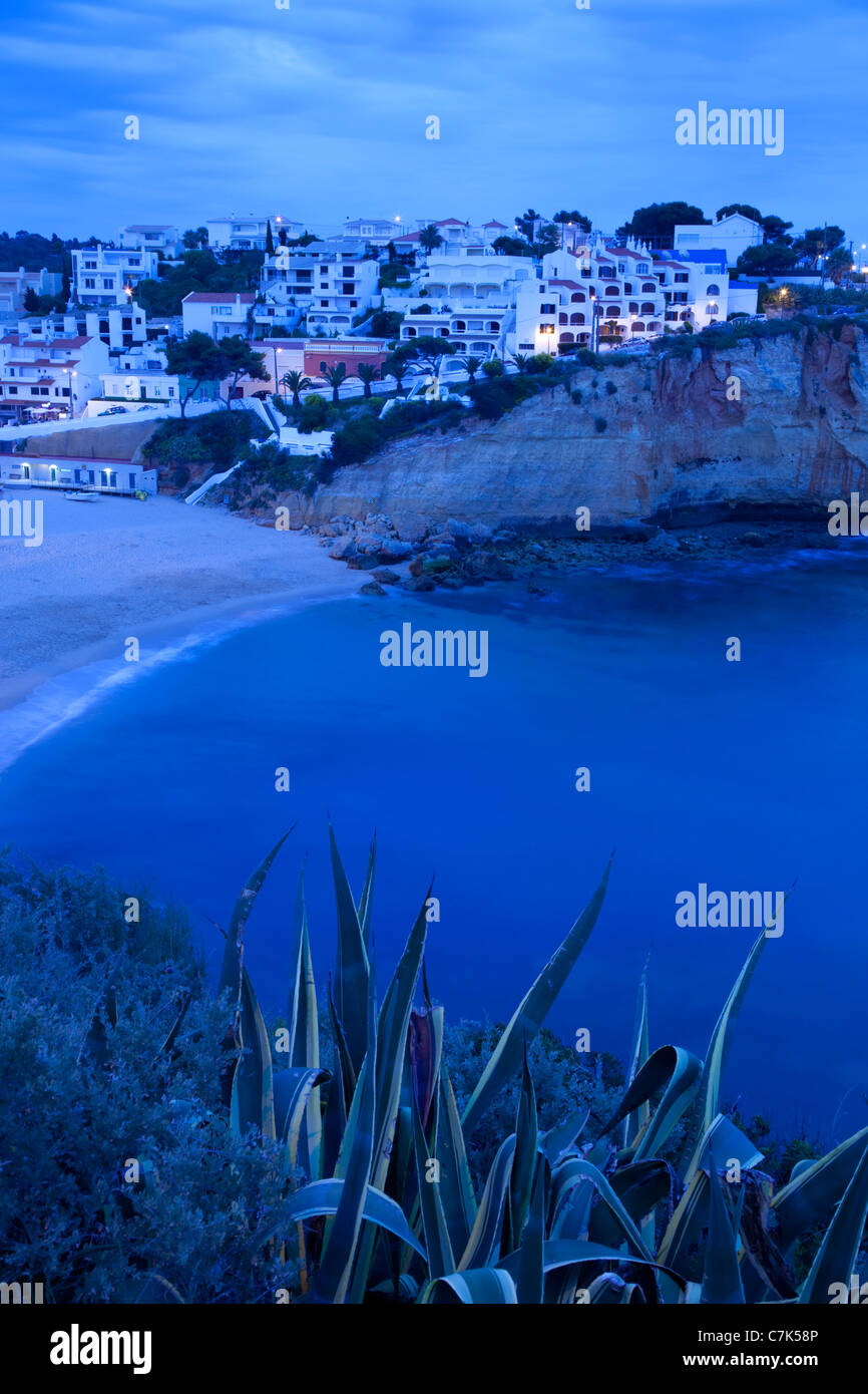 Il Portogallo, Algarve, Carvoeiro, Beach & città al crepuscolo Foto Stock