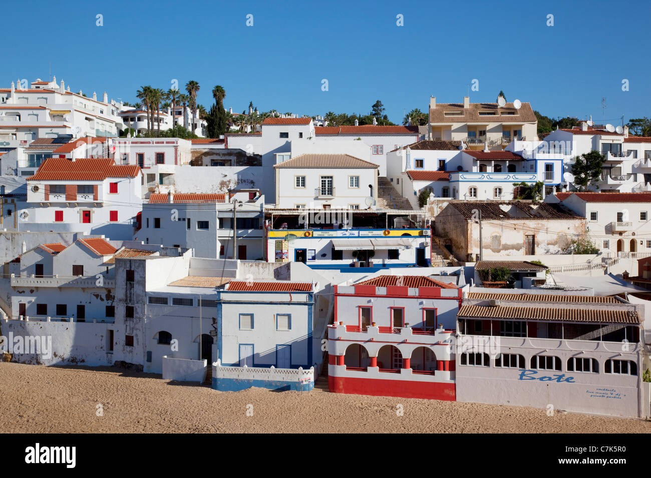 Il Portogallo, Algarve, Carvoeiro, Town & Beach Foto Stock
