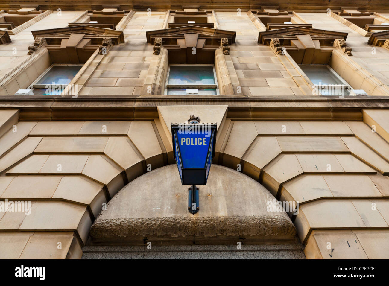 Tradizionale inglese vecchia lampada di polizia blu sopra l'ingresso di una stazione di polizia in disuso nel mercato del Merletto, Nottingham, Inghilterra, Regno Unito Foto Stock
