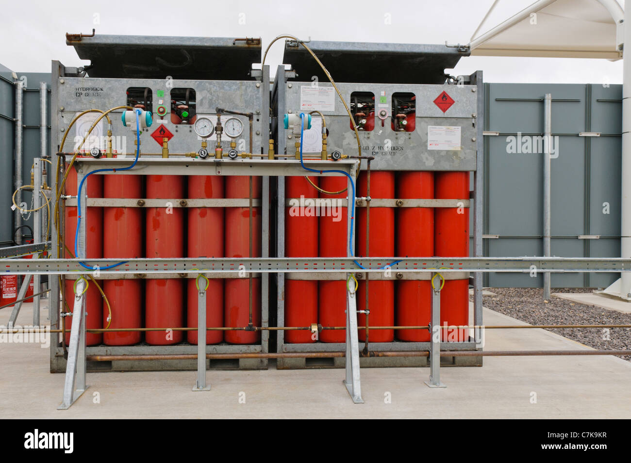 I cilindri e le tubazioni nella parte posteriore di un combustibile idrogeno stazione di riempimento Foto Stock
