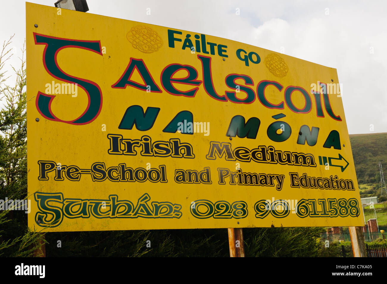 Segno all'Gaelscoil na Mona, irlandese di medie di pre-scuola e scuola elementare Foto Stock