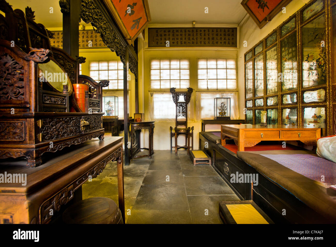 La Città Proibita di Pechino CINA Pechino royal palace all'interno di mobili guardare dentro la camera palace museum Antica camera da letto in legno interno hall Foto Stock