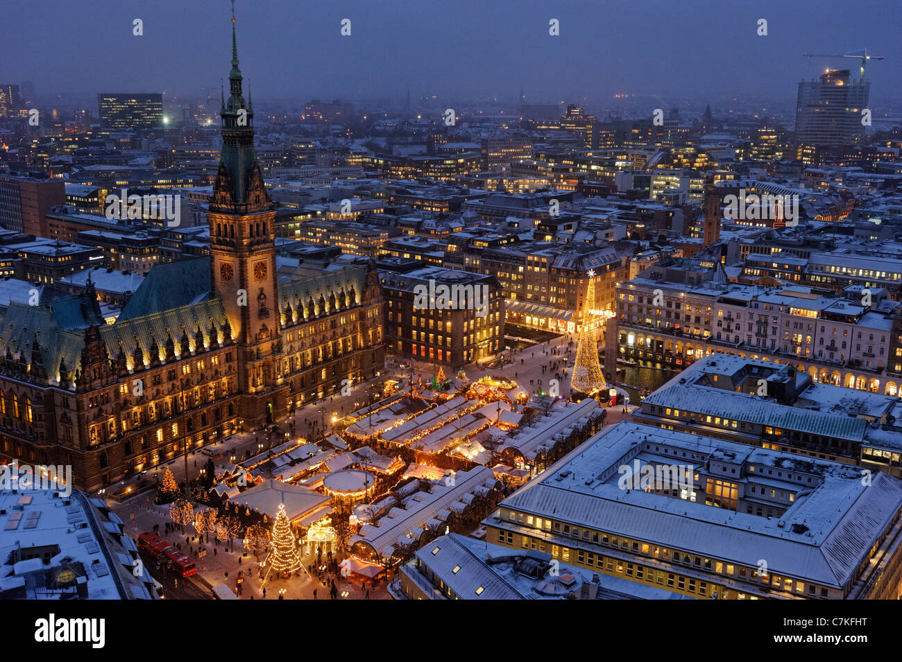 Amburgo tradizionale Mercatino di Natale, Rathausmarkt Square, Municipio, neve, la città di Amburgo, Germania, Europa Foto Stock
