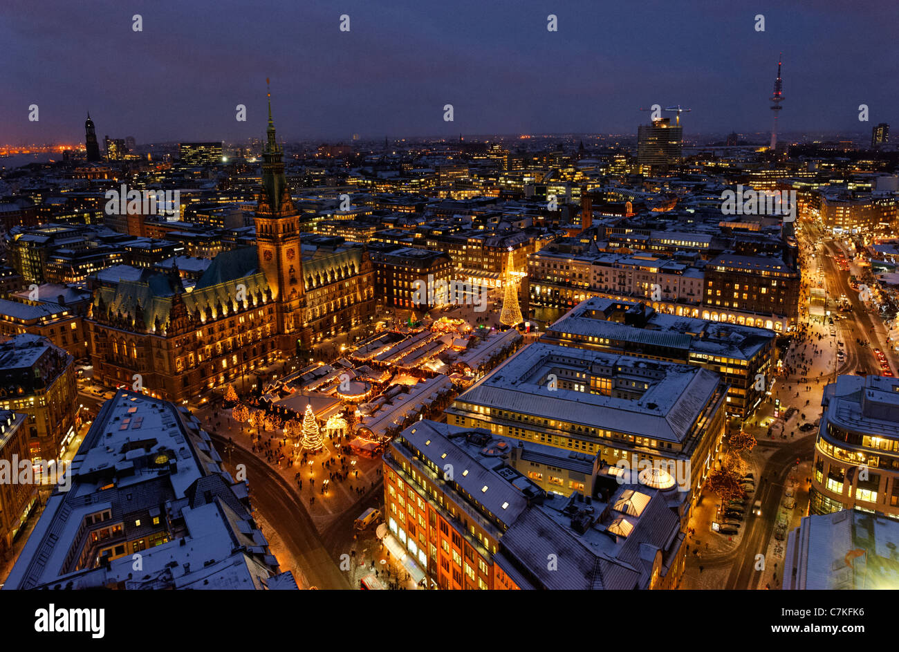 Amburgo tradizionale Mercato di Natale, il Municipio, piazza Rathausmarkt, neve, la città di Amburgo, Germania, Europa Foto Stock