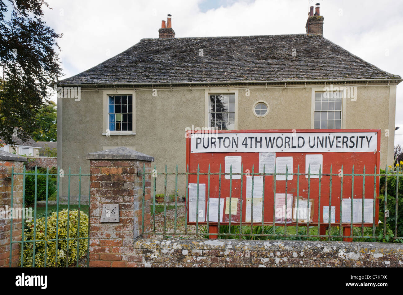 Purton 4th World University, fondata nel 2009 da John Papworth, un ex prete anglicano diventato ecologo. Secondo il loro sito web l'Università Foto Stock
