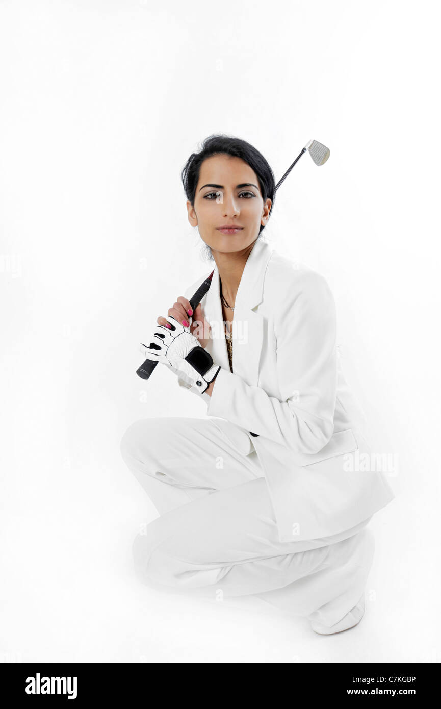 Giovani, dai capelli scuri, donna 23, con golf club, golfista Foto Stock