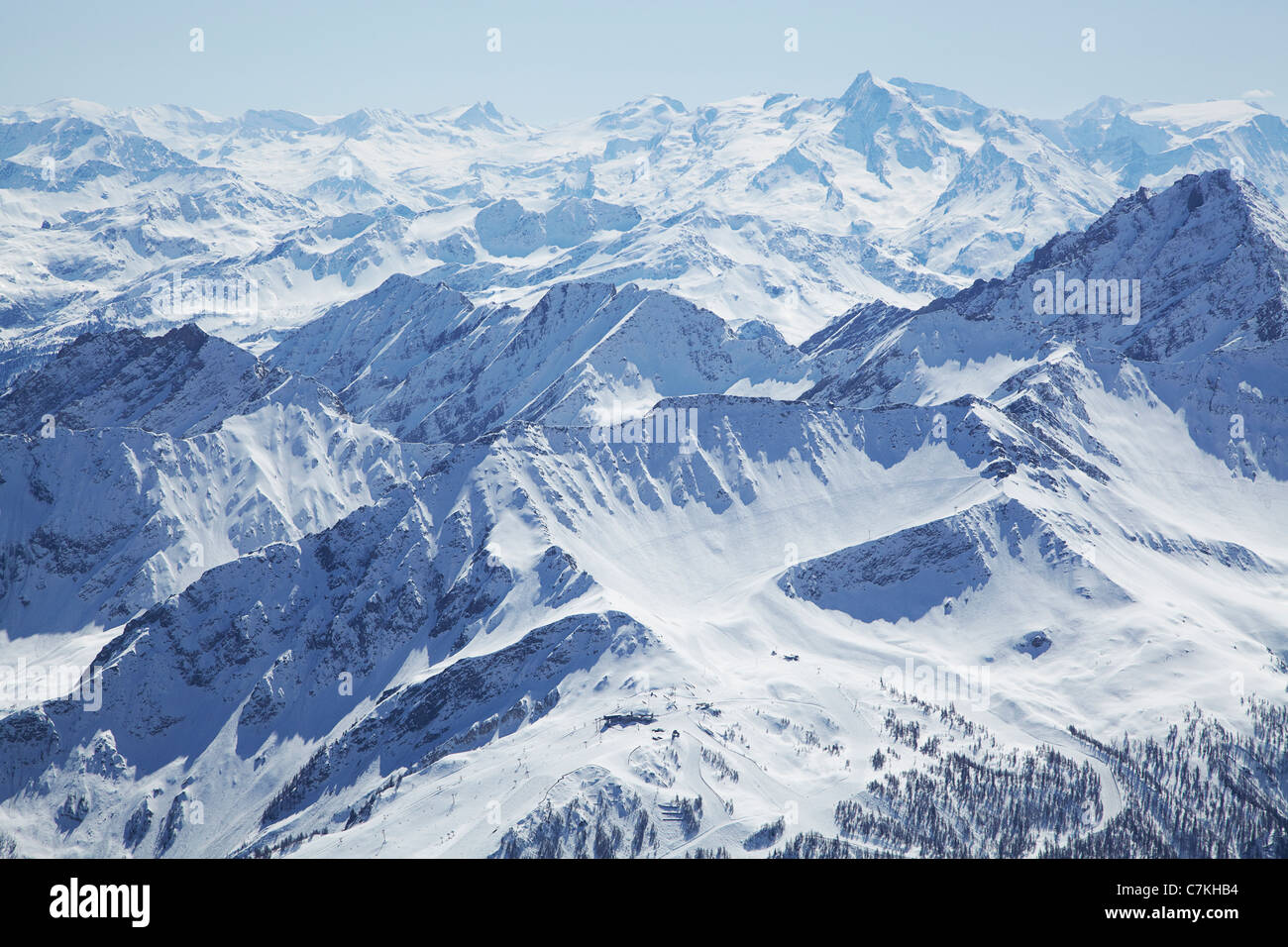 Vista aerea di montagne coperte di neve Foto Stock