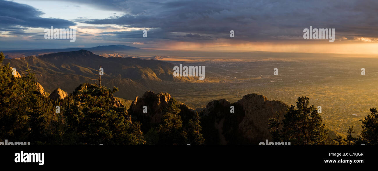 Panorama di monsone al tramonto sopra la città di Albuquerque, dalla sommità delle Sandia Mountains Foto Stock