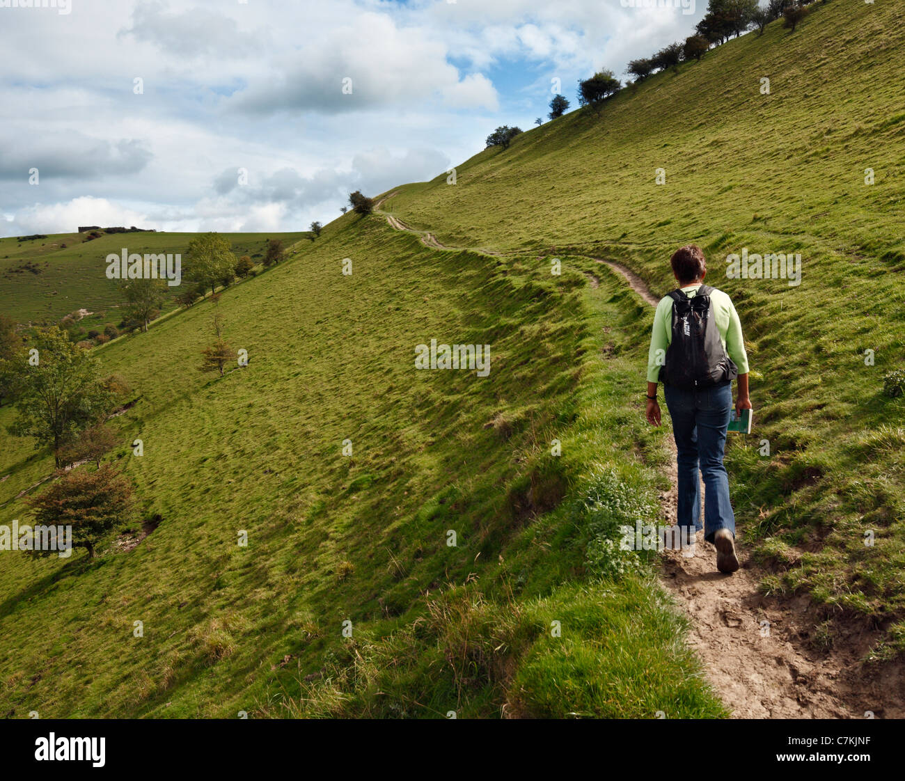 Donna che cammina lungo i diavoli Dyke. Foto Stock