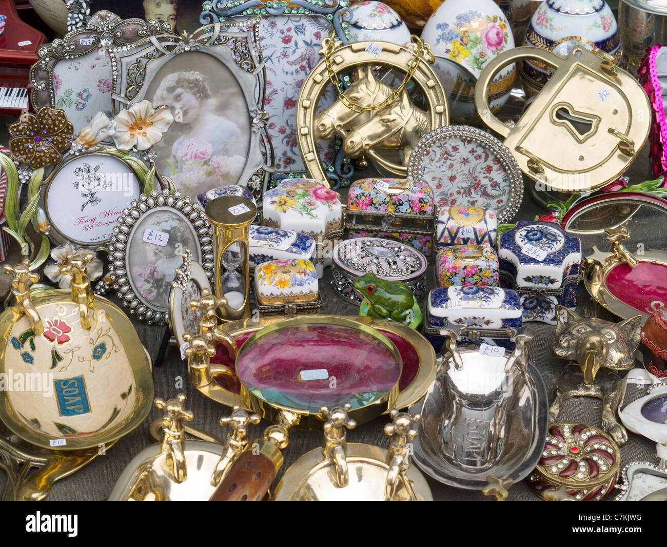 Mercato di Portobello Road, Londra - bric a brac Foto Stock