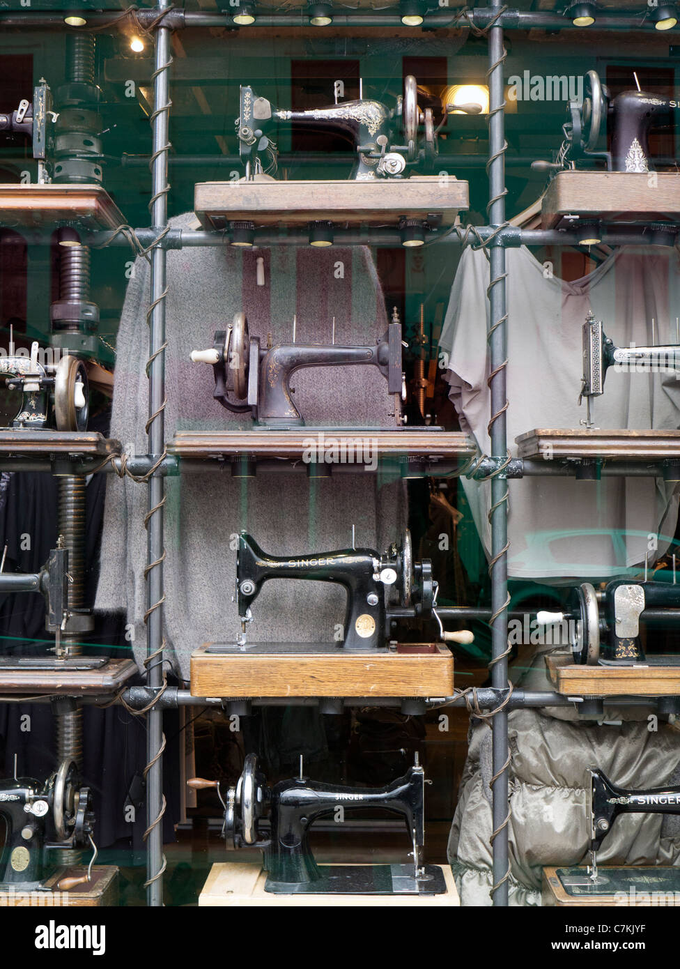 Mercato di Portobello Road, Londra - negozio di vendita di antiche macchine da cucire 2 Foto Stock