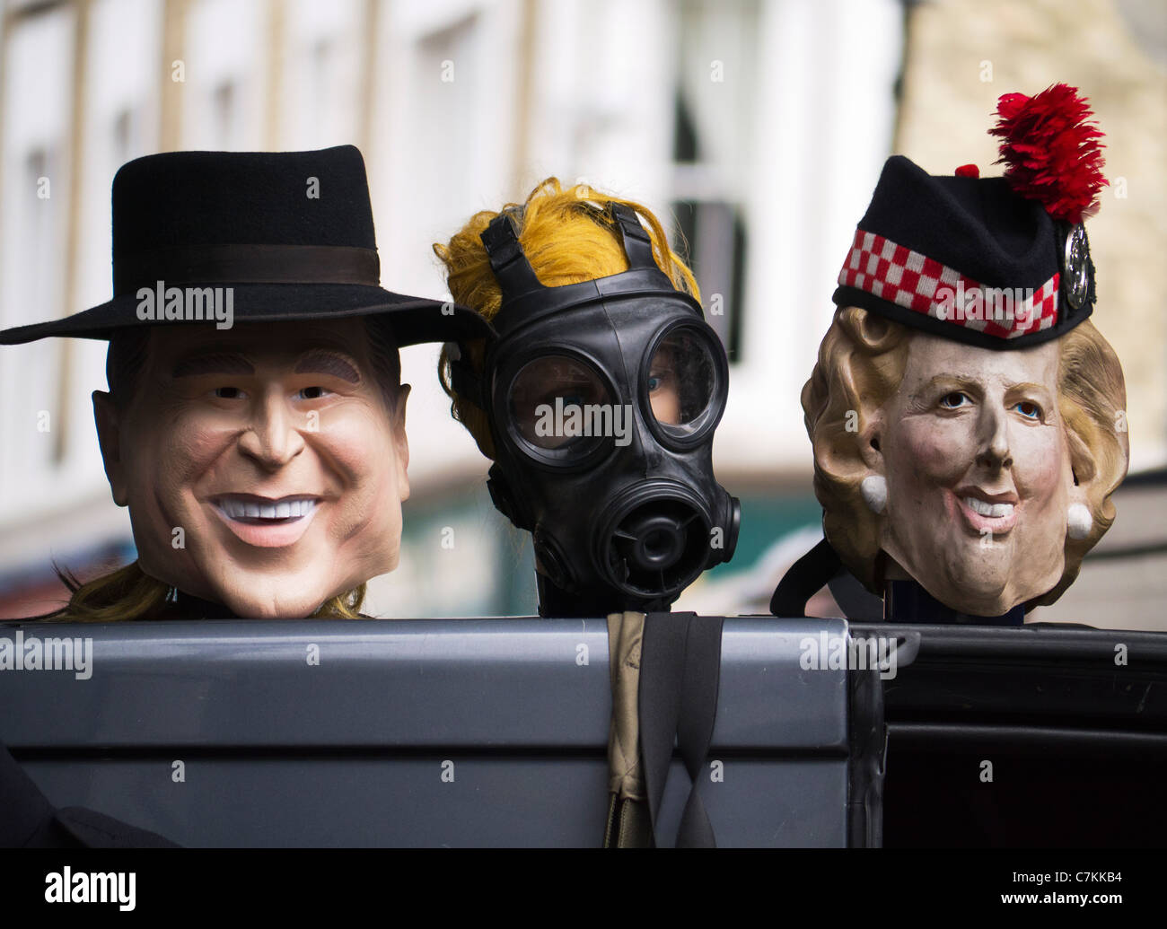 Mercato di Portobello Road, Londra- facce famose in stallo la vendita di maschere e cappelli 4 Foto Stock