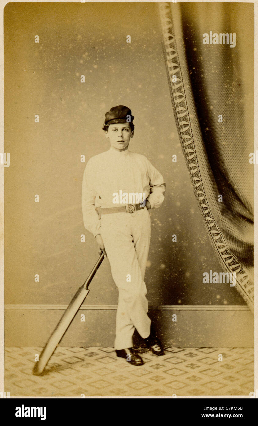 Vintage fotografia di un giovane giocatore di cricket nel 1860 circa Foto Stock