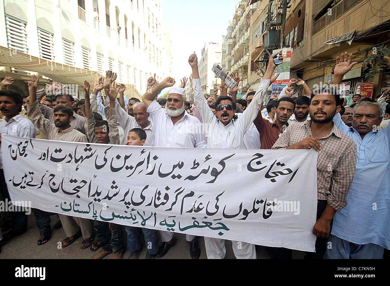 I sostenitori di alleanza Jafariya protestano contro Mastung incidente durante la dimostrazione in area Kharadar a Karachi Foto Stock