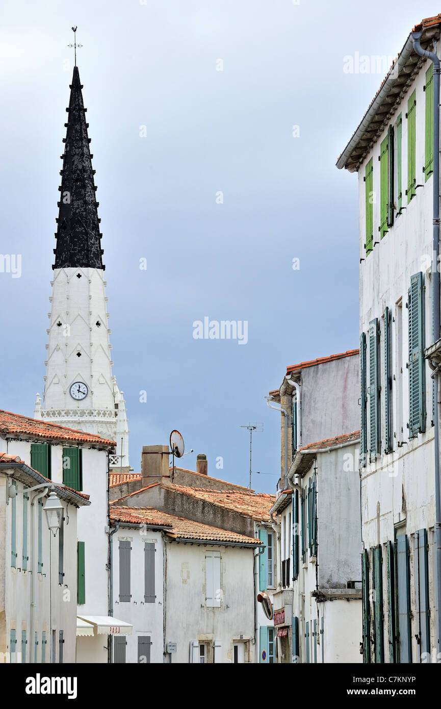 In bianco e nero la guglia della chiesa di Saint Etienne, faro per le navi in Ars-en-Ré sull'isola Ile de Ré, Charente-Maritime, Francia Foto Stock