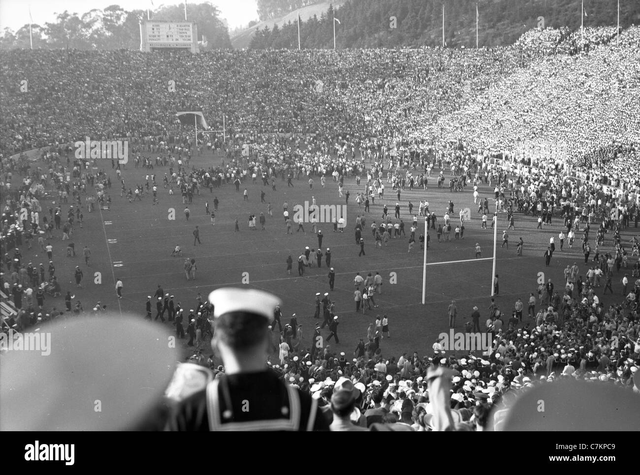 Durante la seconda guerra mondiale lo stadio di calcio di folla campo di marinai Foto Stock