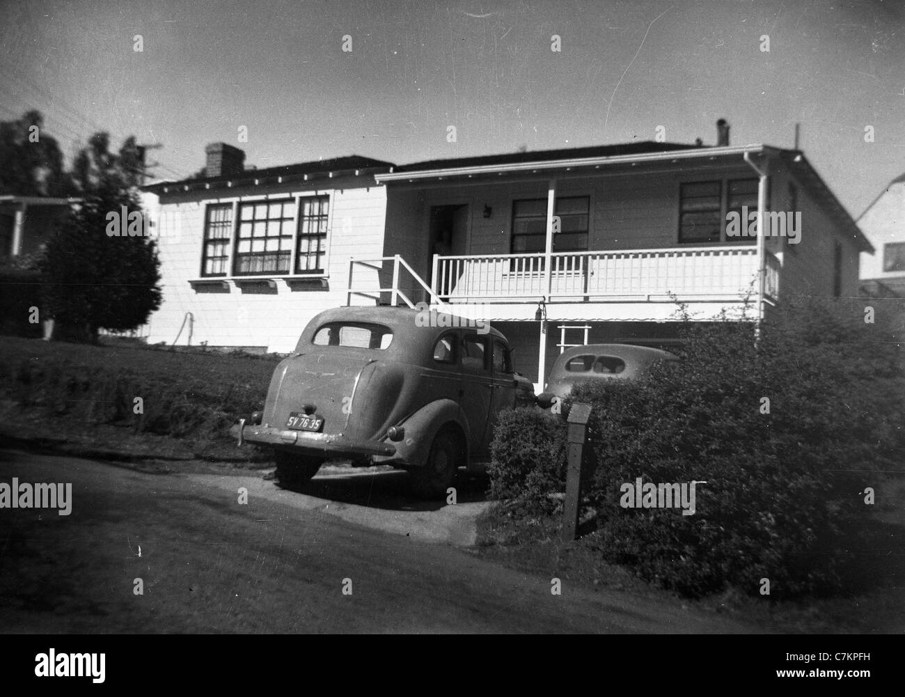 Negli anni quaranta vetture parcheggiato di fronte a Los Angeles California del sud casa suburbia home giorno alloggiamento orizzontale Foto Stock
