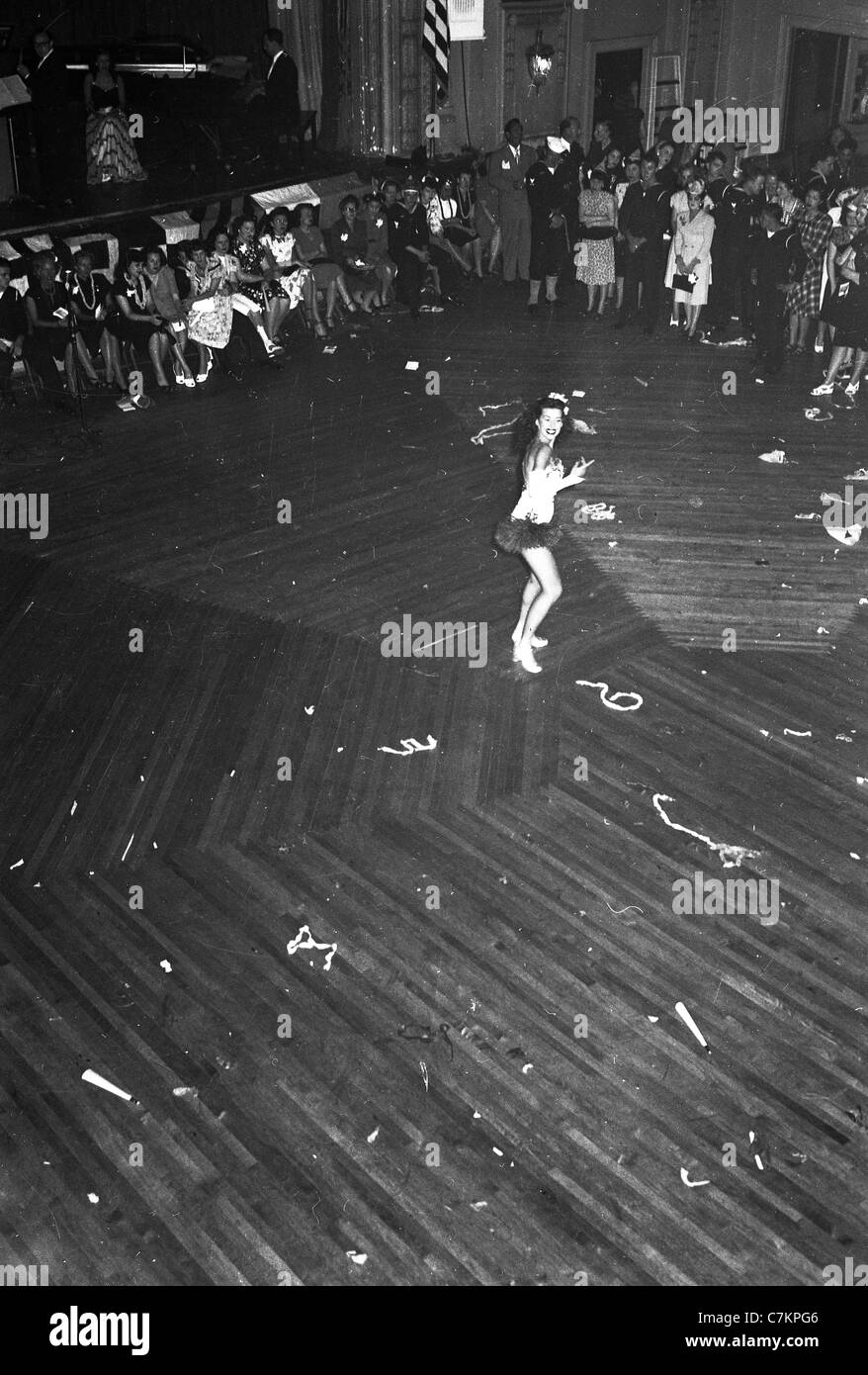 Durante la seconda guerra mondiale di intrattenimento ere los angeles woman dancing succinti outfit Foto Stock