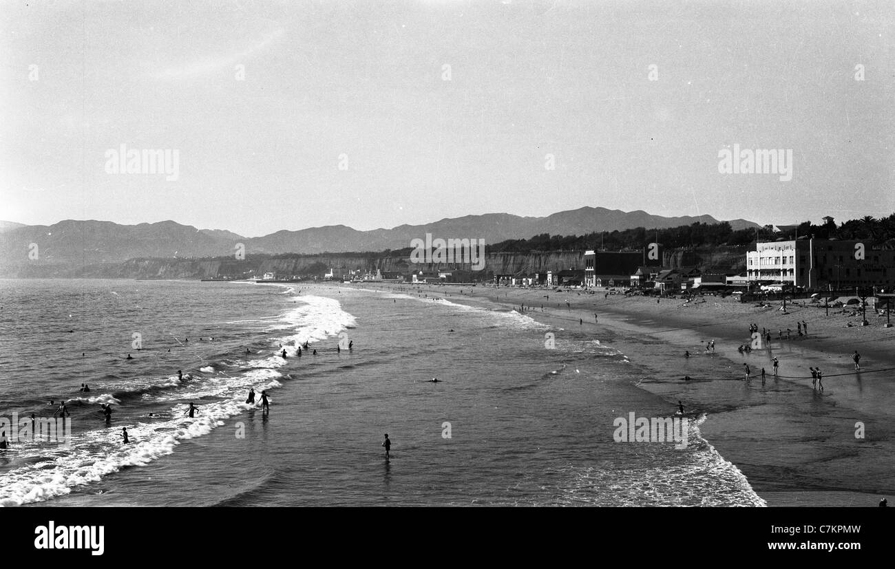 Vista della spiaggia di santa monica 1920s California del sud costa dell'oceano pacifico vacanze viaggi nuoto estate acqua Foto Stock