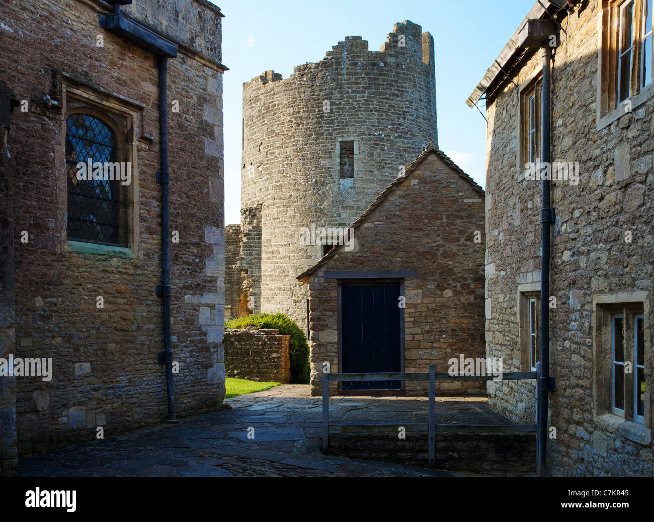 Farleigh Hungerford Castle nel Somerset REGNO UNITO mostra il South West tower da uno dei cortili interni Foto Stock