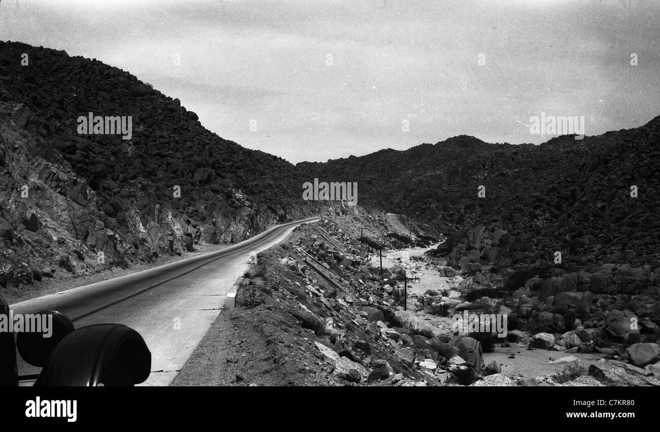 Southern California scena stradale 1920s desert road trip desloate montagna clima asciutto Foto Stock