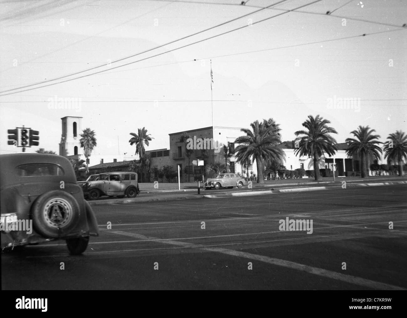 Los Angeles intersezione con vetture 1930s palme strada edifici di viaggio Foto Stock