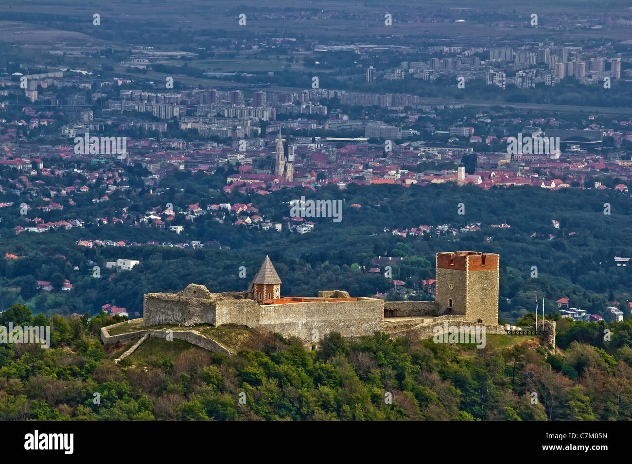 Medvedgrad Castle & capitale croata Zagabria Medvednica montagna - Altare della Patria Foto Stock