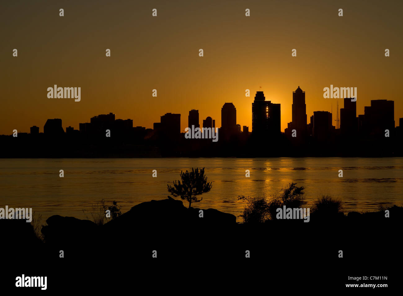 Sunrise su Seattle Washington Skyline lungo Puget Sound da Alki Beach Foto Stock