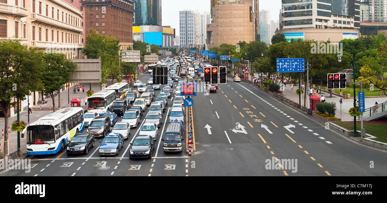 Traffico interrotto da un semaforo a Shanghai in Cina Foto Stock