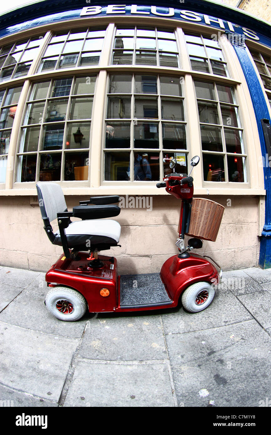 Scooter di mobilità al di fuori di un pub in Bath Regno Unito Foto Stock