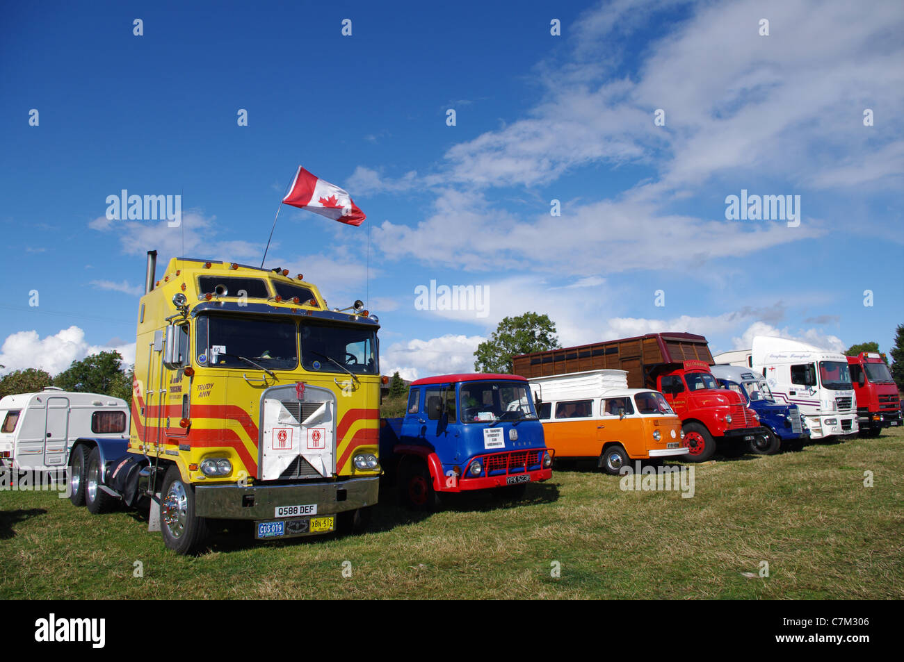 Line-up di classici del camion e furgoni a Stoke prima Rally a vapore. Giornata di sole e cielo blu, vernice brillante. Kenworth canadese più vicino. Foto Stock