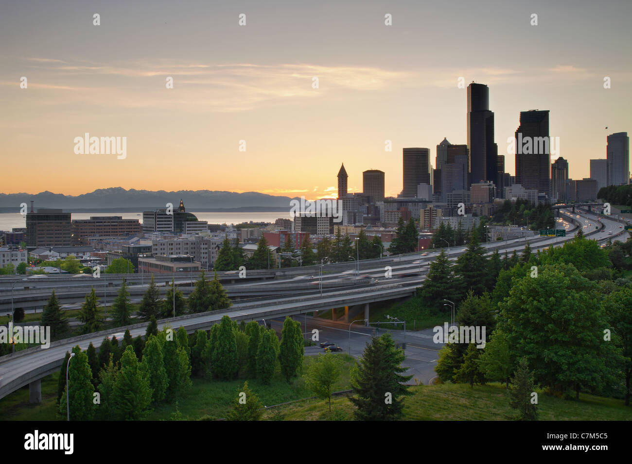 Tramonto su Seattle Washington centro città e l'autostrada Foto Stock