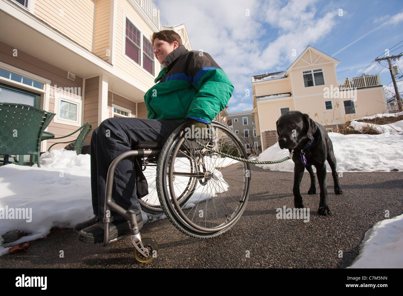 Donna con sclerosi multipla in una sedia a rotelle con un cane di servizio  Foto stock - Alamy