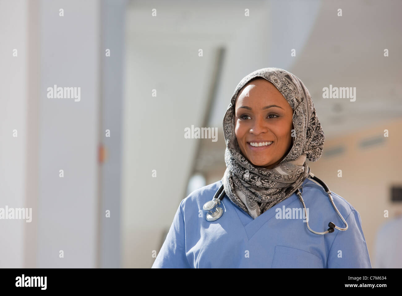 Ritratto di una donna sorridente infermiere Foto Stock