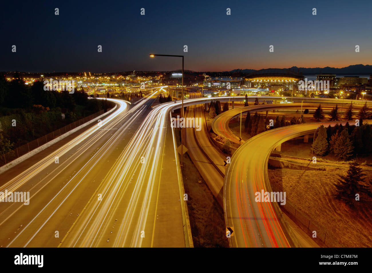 Seattle Washington Centro città il traffico autostradale sentieri di luce Foto Stock