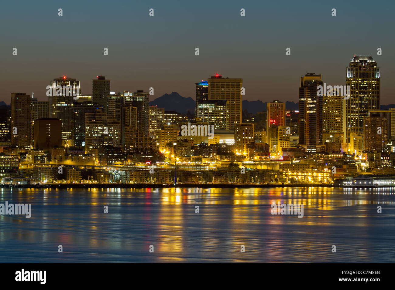 Seattle Washington Skyline sul lungomare e la gamma della montagna all'alba Foto Stock