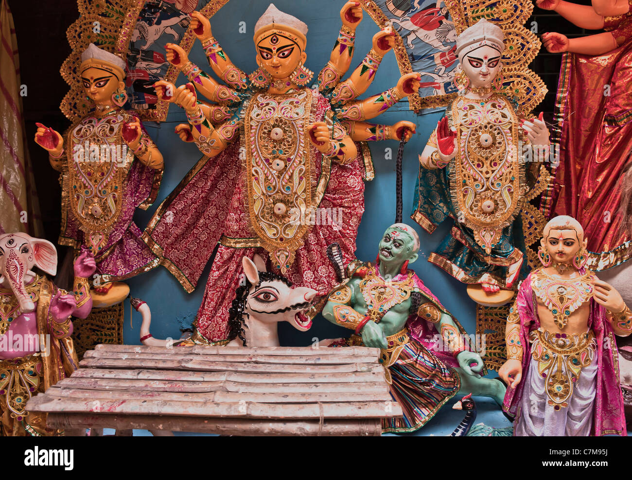 Faccia di leone su dea,Durga,compagne,in una piattaforma Foto Stock