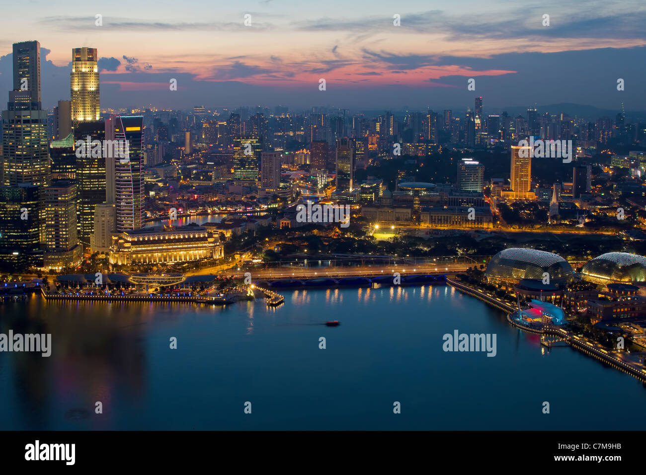 Lo skyline di Singapore e Marina Bay Esplanade dal fiume al tramonto Foto Stock