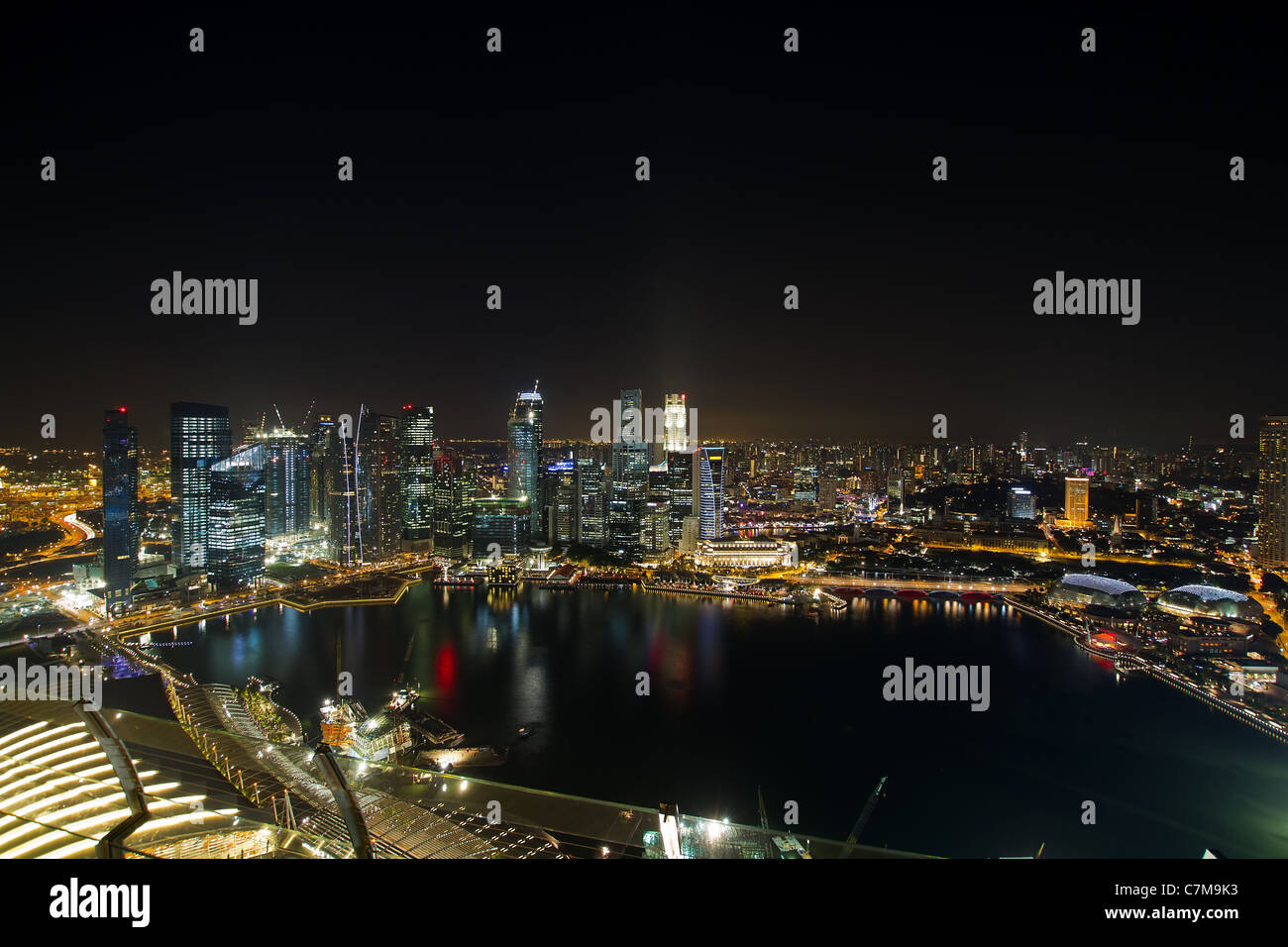 Singapore Central Business District Skyline dal fiume di Scena Notturna Foto Stock
